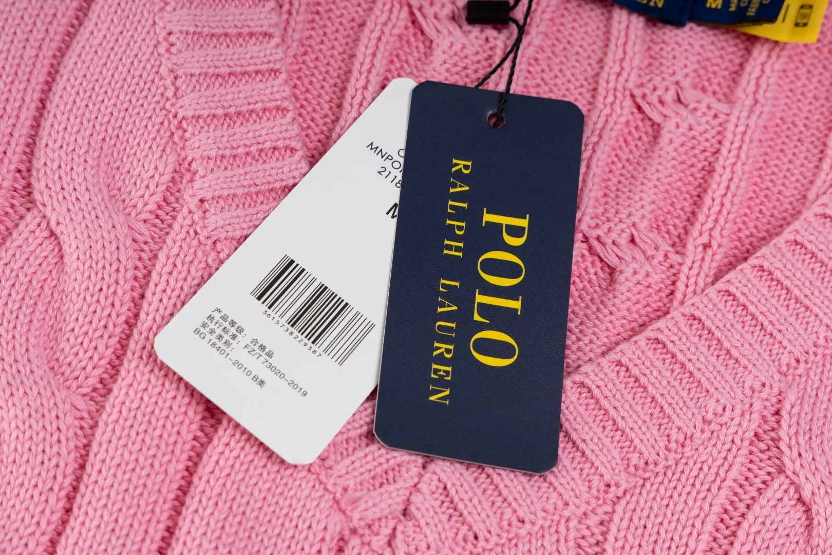 P176 #R82 Ralph Lauren Small Label Cable V Neck Vest Sleeveless Twist Sweater Women's Top Size: XS S M L Color: White Yellow Light Blue Pink Khaki Gray Navy Black Classic Cotton Yarn 100% White Cotton High Quality Classic Style Has Always Been Popular! The workmanship details are very good! Wearing a vest with a shirt is always the standard, with classic brand embroidery on the chest! All major stars have the same style! Best for couples. High quality goods! Xinjiang cotton micro-elastic and smooth fabric has excellent quality. Pure cotton is soft and skin-friendly. Length: 60/61/63/65 Bust: 44/46/49/52 Shoulder width: 36/37.5/39/41